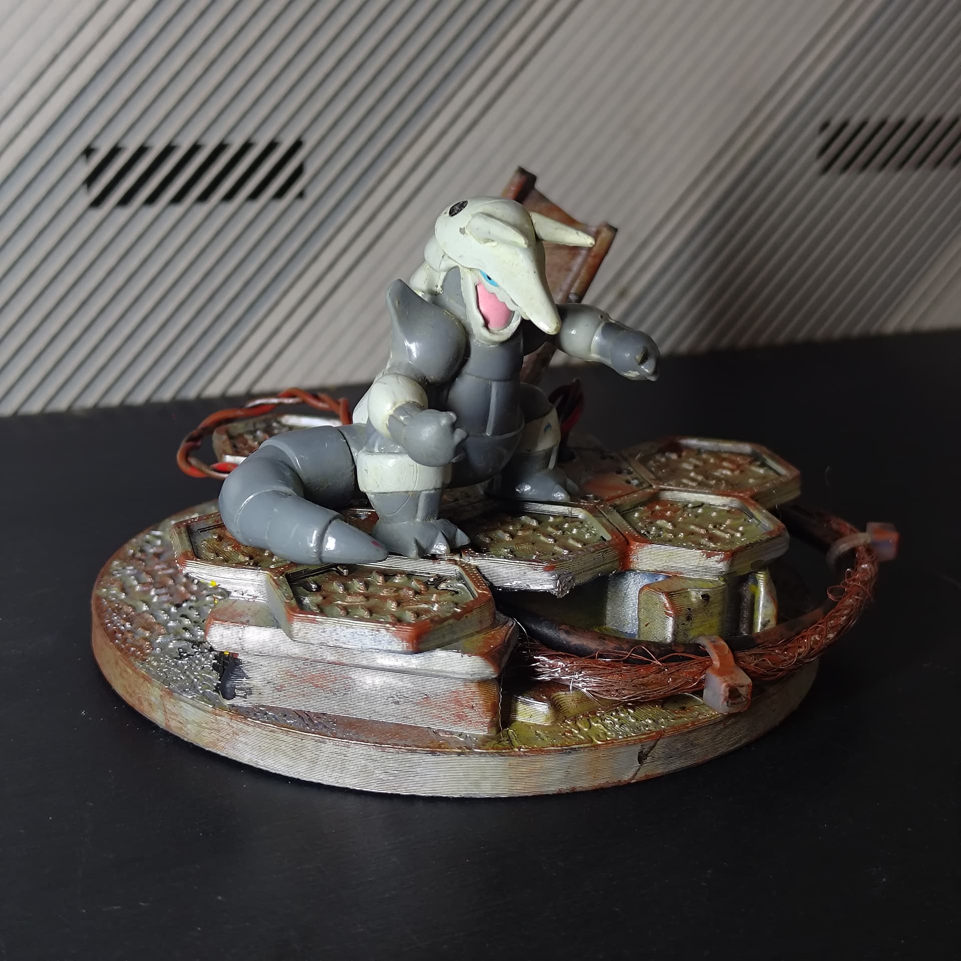 波士可多拉：廢棄工業風鋼筋底座