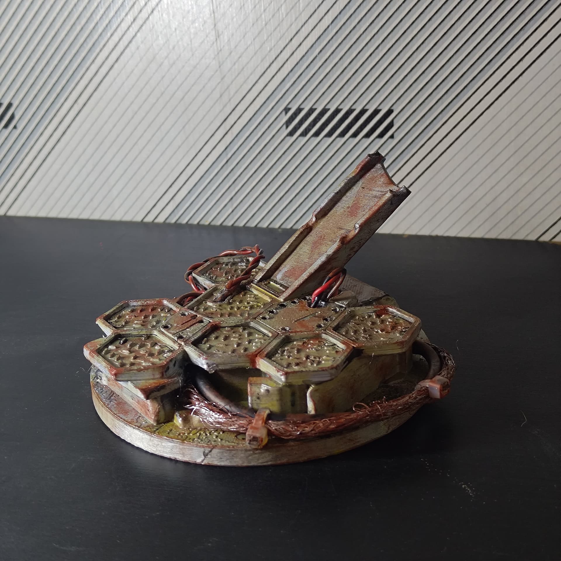 波士可多拉:廢棄工業風鋼筋底座 - Cover